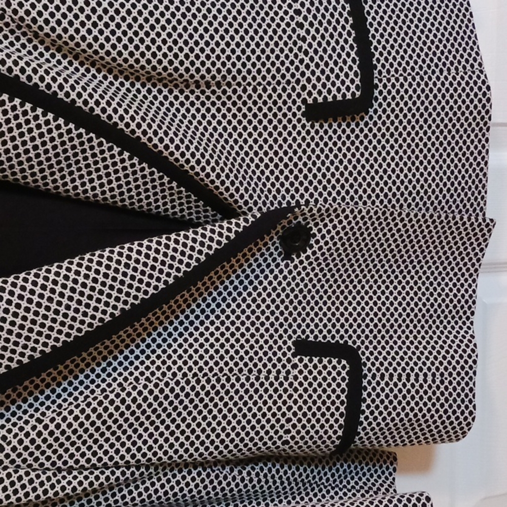 Kasper jacket Size 12.  Honeycomb black/White pattern. Never worn. Mock pockets